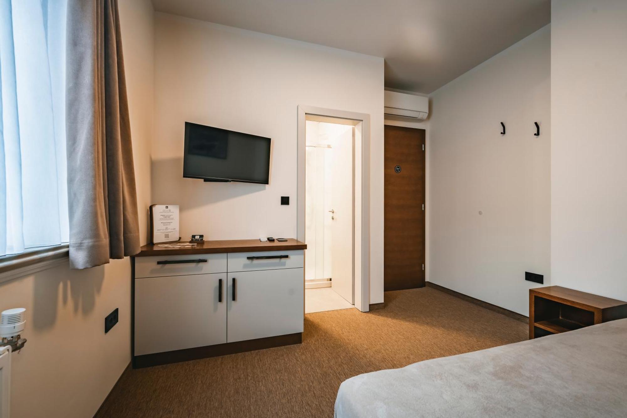 Guest House Ejga Jesenice Bagian luar foto
